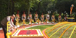 राज्यपाल डेका ने राजीव स्मृति वन में शहीद वाटिका पहुंचकर शहीदों को श्रद्धांजलि दी