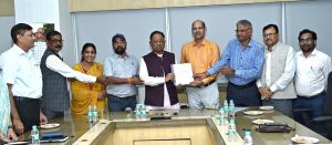 मुख्यमंत्री को राज्य पिछड़ा वर्ग कल्याण आयोग के अध्यक्ष ने आयोग का प्रतिवेदन सौंपा मुख्यमंत्री को राज्य पिछड़ा वर्ग कल्याण आयोग के अध्यक्ष ने आयोग का प्रतिवेदन सौंपा