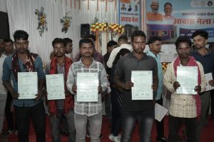 आवास मेले में उपमुख्यमंत्री श्री साव ने 404 हितग्राहियों को बांटे वनाधिकार पत्र आवास मेले में उपमुख्यमंत्री श्री साव ने 404 हितग्राहियों को बांटे वनाधिकार पत्र