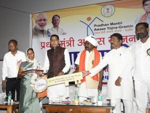 प्रधानमंत्री आवास मेला : हितग्राहियों को मंत्री श्री टंकराम वर्मा ने सौंपी प्रथम किस्त की राशि प्रधानमंत्री आवास मेला : हितग्राहियों को मंत्री श्री टंकराम वर्मा ने सौंपी प्रथम किस्त की राशि