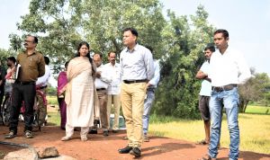 कलेक्टर ने ग्राम शिकारीटोला में अमृत सरोवर का किया निरीक्षण कलेक्टर ने ग्राम शिकारीटोला में अमृत सरोवर का किया निरीक्षण