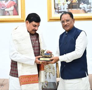 मुख्यमंत्री विष्णु देव साय ने मप्र के मुख्यमंत्री डॉ. मोहन यादव का आत्मीय स्वागत किया मुख्यमंत्री विष्णु देव साय ने मप्र के मुख्यमंत्री डॉ. मोहन यादव का आत्मीय स्वागत किया