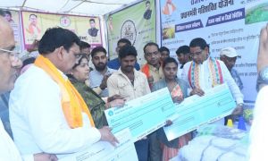  राजस्व मंत्री ने किसानों, शिक्षकों और प्रतिभावान विद्यार्थियों को किया सम्मानित 