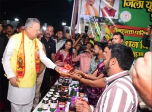 विधानसभा अध्यक्ष डॉ. रमन सिंह ने राज्योत्सव में विभागीय स्टॉल एवं प्रदर्शनी का किया अवलोकन विधानसभा अध्यक्ष डॉ. रमन सिंह ने राज्योत्सव में विभागीय स्टॉल एवं प्रदर्शनी का किया अवलोकन