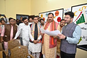 डबल इंजन की सरकार से चहुँमुखी विकास की ओर बढ़ रहा छत्तीसगढ़:मंत्री श्याम बिहारी जायसवाल डबल इंजन की सरकार से चहुँमुखी विकास की ओर बढ़ रहा छत्तीसगढ़:मंत्री श्याम बिहारी जायसवाल