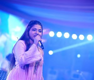 समापन समारोह में पवनदीप और अरुणिता के शानदार गीतों ने दर्शकों को किया मंत्रमुग्ध समापन समारोह में पवनदीप और अरुणिता के शानदार गीतों ने दर्शकों को किया मंत्रमुग्ध