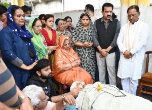 मुख्यमंत्री विष्णु देव साय ने पूर्व राज्यसभा सांसद स्व. गोपाल व्यास के अंतिम दर्शन में शामिल होकर दी भावभीनी श्रद्धांजलि मुख्यमंत्री विष्णु देव साय ने पूर्व राज्यसभा सांसद स्व. गोपाल व्यास के अंतिम दर्शन में शामिल होकर दी भावभीनी श्रद्धांजलि