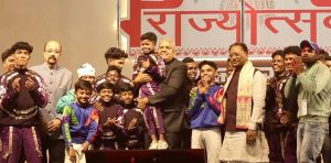 अबूझमाड़ के बच्चों के मलखंभ का अद्भुत प्रदर्शन देख इतने गदगद हुए उपराष्ट्रपति कि मंच पर वापस चढ़कर बच्चे को उठा लिया गोद में अबूझमाड़ के बच्चों के मलखंभ का अद्भुत प्रदर्शन देख इतने गदगद हुए उपराष्ट्रपति कि मंच पर वापस चढ़कर बच्चे को उठा लिया गोद में