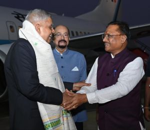 उपराष्ट्रपति श्री धनखड़ का रायपुर पहुंचने पर आत्मीय स्वागत उपराष्ट्रपति श्री धनखड़ का रायपुर पहुंचने पर आत्मीय स्वागत