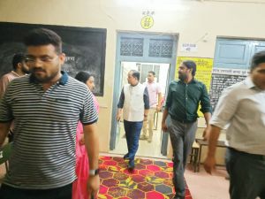  कलेक्टर डॉ. गौरव सिंह ने देर रात किया मतदान केंद्र का निरीक्षण