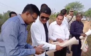 गिरदावरी का सत्यापन करने खेतों में उतरे कलेक्टर