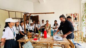 कच्ची मिट्टी आर्ट स्टूडियो में आर्ट की अनोखी कार्यशाला-युवोदय स्वयंसेवकों के बच्चों ने सीखा आर्ट का महत्व