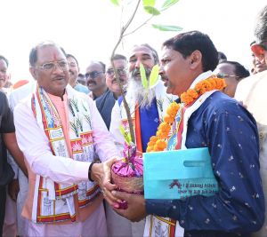 राज्य के मुखिया की उपस्थिति में धान खरीदी के कार्य का शुभारंभ होने से भाठागांव बी के किसान हुए प्रसन्नचित राज्य के मुखिया की उपस्थिति में धान खरीदी के कार्य का शुभारंभ होने से भाठागांव बी के किसान हुए प्रसन्नचित