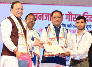 मुख्यमंत्री विष्णुदेव साय ने चित्रकला प्रतियोगिता के प्रतिभागियों को किया पुरस्कृत मुख्यमंत्री विष्णुदेव साय ने चित्रकला प्रतियोगिता के प्रतिभागियों को किया पुरस्कृत