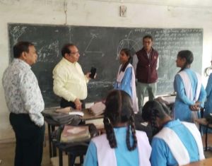 डीईओ ने किया एक दर्जन स्कूलों का आकस्मिक निरीक्षण डीईओ ने किया एक दर्जन स्कूलों का आकस्मिक निरीक्षण
