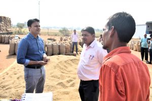 कलेक्टर ने धान खरीदी केन्द्र पाररास का निरीक्षण कर व्यवस्थाओं का लिया जायजा कलेक्टर ने धान खरीदी केन्द्र पाररास का निरीक्षण कर व्यवस्थाओं का लिया जायजा