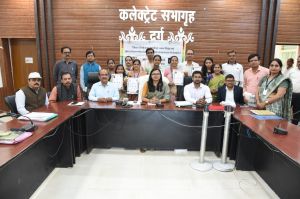 कलेक्टर सुश्री चौधरी ने जिले के 23 शिक्षकों को विनोबा पुरस्कार से किया सम्मानित कलेक्टर सुश्री चौधरी ने जिले के 23 शिक्षकों को विनोबा पुरस्कार से किया सम्मानित