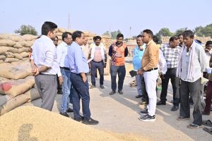 कलेक्टर डाॅ. गौरव सिंह ने धान खरीदी केंद्र का किया निरीक्षण कलेक्टर डाॅ. गौरव सिंह ने धान खरीदी केंद्र का किया निरीक्षण