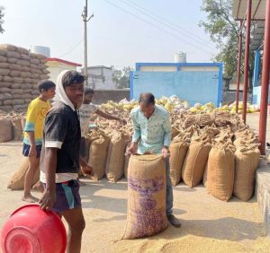 धान खरीदी की व्यवस्था से खुश हैं किसान, केन्द्रों पर आसानी से हो रहे सब काम धान खरीदी की व्यवस्था से खुश हैं किसान, केन्द्रों पर आसानी से हो रहे सब काम