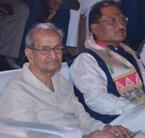 भारत मंडपम में दूर से खड़े खड़े कार्यक्रम देख रहे थे एक बुजुर्ग, मुख्यमंत्री ने पास बुलाया और अपने साथ बैठने का किया आग्रह भारत मंडपम में दूर से खड़े खड़े कार्यक्रम देख रहे थे एक बुजुर्ग, मुख्यमंत्री ने पास बुलाया और अपने साथ बैठने का किया आग्रह