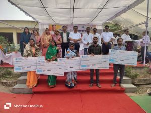 जनसमस्या निवारण शिविर में ’हमारा शौचालय-हमारा सम्मान’ अभियान अंतर्गत हितग्राही हुए सम्मानित जनसमस्या निवारण शिविर में ’हमारा शौचालय-हमारा सम्मान’ अभियान अंतर्गत हितग्राही हुए सम्मानित