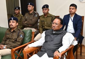 मुख्यमंत्री विष्णु देव साय ने पुलिस जवानों के साथ सुनी मन की बात मुख्यमंत्री विष्णु देव साय ने पुलिस जवानों के साथ सुनी मन की बात