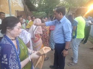 कलेक्टर पहुंचे माना स्थित पीएल होम, निवासरत वृद्ध महिलाओं से की मुलाकात