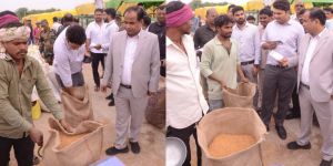  कलेक्टर ने आरंग के धान खरीदी केन्द्र का किया निरीक्षण