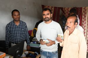  उपार्जन केन्द्रों में माइक्रो एटीएम की सुविधा से गदगद है किसान 