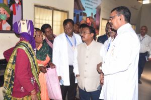 संभागायुक्त श्री कावरे ने सिम्स अस्पताल का किया निरीक्षण संभागायुक्त श्री कावरे ने सिम्स अस्पताल का किया निरीक्षण