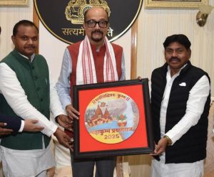  राज्यपाल श्री डेका से उत्तर प्रदेश के समाज कल्याण राज्य मंत्री श्री गोंड ने सौजन्य भेंट की