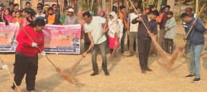शासन के 1 वर्ष पूर्ण होने की खुशी में भगवा चौक एवं कुरूद उद्यान में किया श्रमदान 