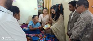  जिला प्रशासन द्वारा पद्मविभूषण  तीजन बाई को 50 हजार रूपए की आर्थिक सहायता