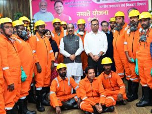 समाज व देश हित में कार्य कर रहे सफाई कर्मचारियों और उनके परिवार की सुरक्षा शासन का दायित्व - अरुण साव समाज व देश हित में कार्य कर रहे सफाई कर्मचारियों और उनके परिवार की सुरक्षा शासन का दायित्व - अरुण साव