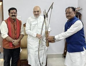   मुख्यमंत्री विष्णुदेव साय ने केंद्रीय गृह मंत्री अमित शाह को स्मृतिचिन्ह भेंट किया 