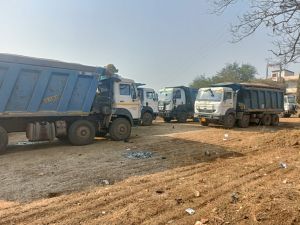 अवैध रेत का परिवहन करते 14 हाइवा जब्त अवैध रेत का परिवहन करते 14 हाइवा जब्त