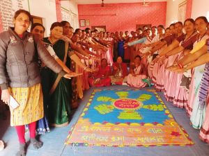 शासन की महत्वकांक्षी योजनाओं को रंगोली के माध्यम से प्रदर्शित करके सुशासन का एक वर्ष मनाया शासन की महत्वकांक्षी योजनाओं को रंगोली के माध्यम से प्रदर्शित करके सुशासन का एक वर्ष मनाया