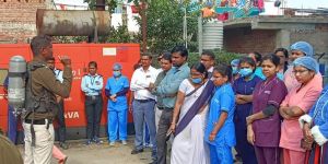  स्वास्थ्य विभाग के अधिकारियों और कर्मचारियों को अग्निशामक यंत्रों एवं आग से बचाव के संबंध में दिया जा रहा है प्रशिक्षण