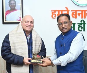 मुख्यमंत्री विष्णु देव साय से अभिनेता पद्मश्री मनोज जोशी ने सौजन्य भेंट की मुख्यमंत्री विष्णु देव साय से अभिनेता पद्मश्री मनोज जोशी ने सौजन्य भेंट की