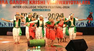 युवा महोत्सव मड़ई : गीत, नृत्य एवं नाटिकाओं ने बटोरीं दर्शकों की तालियां युवा महोत्सव मड़ई : गीत, नृत्य एवं नाटिकाओं ने बटोरीं दर्शकों की तालियां