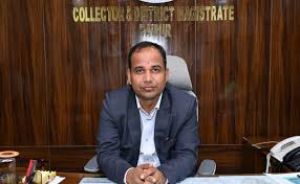 कलेक्टर डाॅ. गौरव सिंह के हाथों दृष्टिबाधित दिव्यांग छात्रा मुस्कान को मिला लैपटाॅप