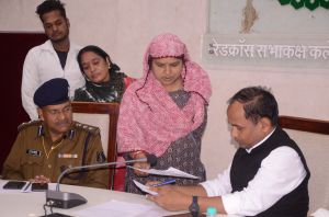 कलेक्टर डाॅ. गौरव सिंह ने जनदर्शन के माध्यम से सुनी आम लोगों की समस्याएं कलेक्टर डाॅ. गौरव सिंह ने जनदर्शन के माध्यम से सुनी आम लोगों की समस्याएं