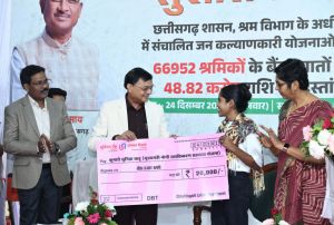 प्रदेश के श्रमिकों और उनके परिवार के सदस्यों को योजनाओं का लाभ दिलाने राज्य सरकार प्रतिबद्ध: श्रम मंत्री प्रदेश के श्रमिकों और उनके परिवार के सदस्यों को योजनाओं का लाभ दिलाने राज्य सरकार प्रतिबद्ध: श्रम मंत्री