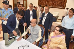 राज्यपाल डेका ने स्वास्थ्य शिविर में कराया परीक्षण 