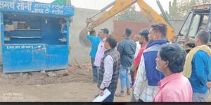 सड़क किनारे अवैध रूप से बिल्डिंग मटेरियल, गुमटी रखने वाले व्यापारी पर निगम की टीम ने की कार्यवाही 