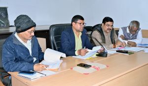 तालाबो के सीमांकन, सभी मद के निर्माण कार्य, आयुष्मान कार्ड, राशन कार्ड, स्वास्थ्य संबंधी विषयो को लेकर आयुक्त ने की समीक्षा