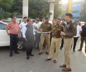  राजधानी की सड़कों पर पैदल निकले कलेक्टर-एसपी, ट्रैफिक बाधित करने पर की कार्रवाई