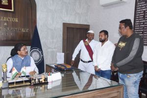 कलेक्टर ने जनदर्शन में सुनी लोगों की समस्याएं कलेक्टर ने जनदर्शन में सुनी लोगों की समस्याएं