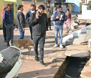   आयुक्त के निरीक्षण के दौरान नाली में कचरा डालते पाया, पहले साफ कराया उसके बाद फाइन लगा