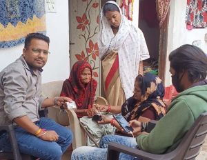 वय वंदन योजनाः बुजुर्गाे को मिल रही विशेष स्वास्थ्य सहायता, विशेष शिविर का आयोजन कर बनाए जा रहे कार्ड